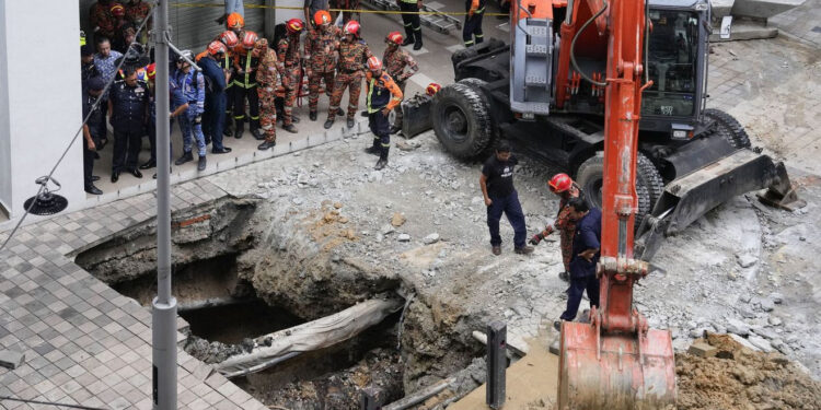 Άνοιξε η γη και «κατάπιε» 48χρονη (video)