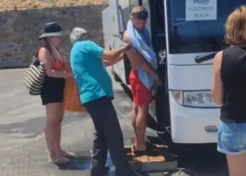 Οδηγός ΚΤΕΛ ξεπλένει τουρίστες από την άμμο πριν μπουν στο λεωφορείο