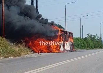 ΒΙΝΤΕΟ: Στις φλόγες λεωφορείο των ΚΤΕΛ γεμάτο επιβάτες – Πρόλαβαν να κατέβουν όλοι έγκαιρα