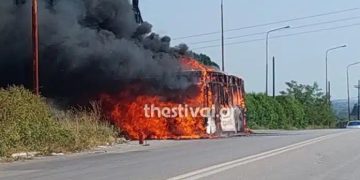 ΒΙΝΤΕΟ: Στις φλόγες λεωφορείο των ΚΤΕΛ γεμάτο επιβάτες – Πρόλαβαν να κατέβουν όλοι έγκαιρα