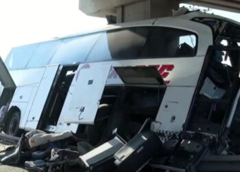 Λεωφορείο καρφώθηκε σε γέφυρα στην Τουρκία γιατί ο οδηγός αποκοιμήθηκε – Τουλάχιστον 9 νεκροί