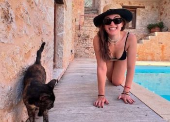 Μάρθα Λαμπίρη Φεντόρουφ: ποζάρει με μπικίνι μέσα στην πισίνα