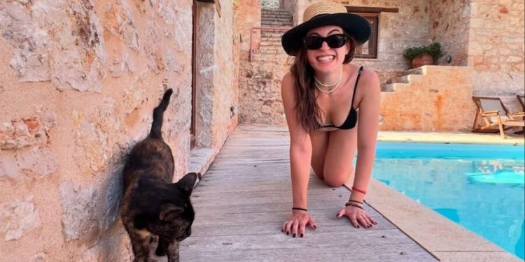 Alldaynews.gr Μάρθα Λαμπίρη Φεντόρουφ: ποζάρει με μπικίνι μέσα στην πισίνα