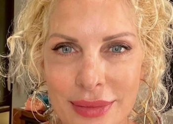 Alldaynews.gr Η Ελένη Μενεγάκη ανέβασε φωτογραφία για τον Δεκαπενταύγουστο μας εύχεται Χρόνια Πολλά και μοιάζει με 25 χρονών