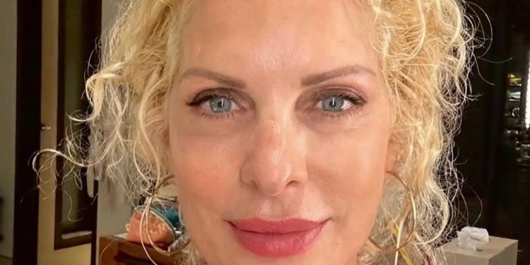 Η Ελένη Μενεγάκη ανέβασε φωτογραφία για τον Δεκαπενταύγουστο μας εύχεται Χρόνια Πολλά και μοιάζει με 25 χρονών