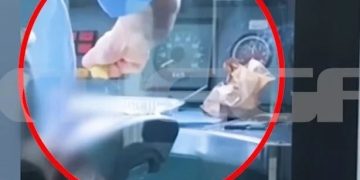 Alldaynews.gr Βίντεο με μηχανοδηγό προαστιακού να τρώει σουβλάκια… εν κινήσει – Η απάντηση της Hellenic Train