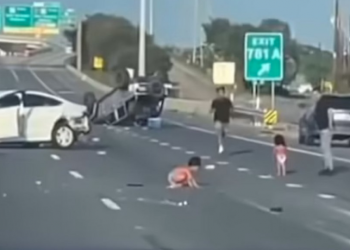 Βίντεο σοκ: Νήπια βρέθηκαν στη μέση αυτοκινητόδρομου -Εκτινάχθηκαν από IX μετά από τροχαίο