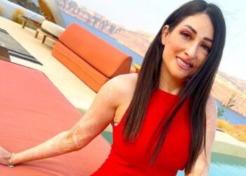 Δε μασάει η Ιωάννα Παλιοσπύρου: Ποζάρει με μπικίνι στη Σαντορίνη