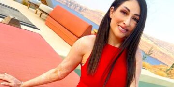 Δε μασάει η Ιωάννα Παλιοσπύρου: Ποζάρει με μπικίνι στη Σαντορίνη