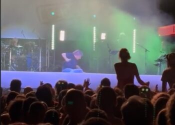 Βασίλης Παπακωνσταντίνου: Η στιγμή που γλιστράει και πέφτει από τη σκηνή