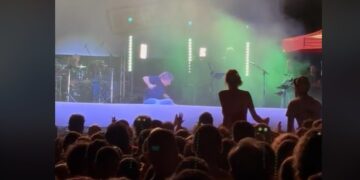 Alldaynews.gr Βασίλης Παπακωνσταντίνου: Η στιγμή που γλιστράει και πέφτει από τη σκηνή