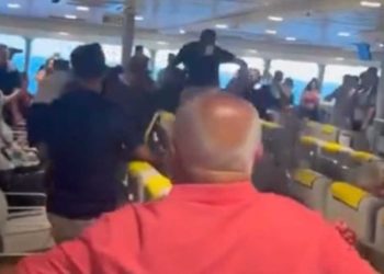 Alldaynews.gr Βίντεο από την συμπλοκή στο πλοίο Super Express που ταξίδευε από Τήνο για Ραφήνα – 14 οι συλλήψεις