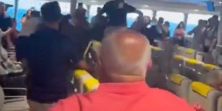 Alldaynews.gr Βίντεο από την συμπλοκή στο πλοίο Super Express που ταξίδευε από Τήνο για Ραφήνα – 14 οι συλλήψεις