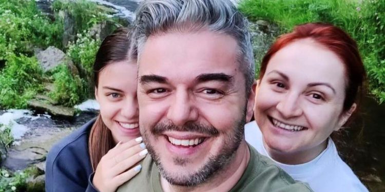 Διακοπές στο εξωτερικό για τον Πέτρο Πολυχρονίδη – Η εμφάνιση με την κόρη του και τη σύζυγό του