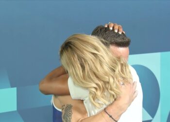 O Λευτέρης Πετρούνιας λύγισε on air στην αγκαλιά της Βασιλικής Μιλλούση