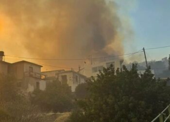 ΤΩΡΑ – Μεγάλη Φωτιά: Στα πρώτα σπίτια οι φλόγες στην Αγία Παρασκευή – Ανεξέλεγκτη καίει η φωτιά – «Αν δεν περιοριστεί…»