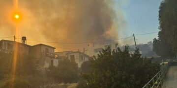 Alldaynews.gr ΤΩΡΑ – Μεγάλη Φωτιά: Στα πρώτα σπίτια οι φλόγες στην Αγία Παρασκευή – Ανεξέλεγκτη καίει η φωτιά – «Αν δεν περιοριστεί…»