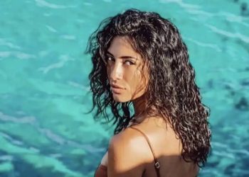 Καλλονή Ελληνίδα ποζάρει αγνώριστη άβαφη στις διακοπές της και δείχνει πως είναι η πραγματική ελληνική φυσική ομορφιά