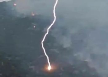 Φωτιά κοντά σε σπίτια από κεραυνό – H απίστευτη φωτογραφία την στιγμής που χτυπά ο κεραυνός