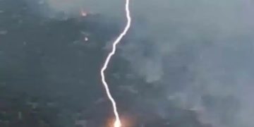 Alldaynews.gr Φωτιά κοντά σε σπίτια από κεραυνό – H απίστευτη φωτογραφία την στιγμής που χτυπά ο κεραυνός