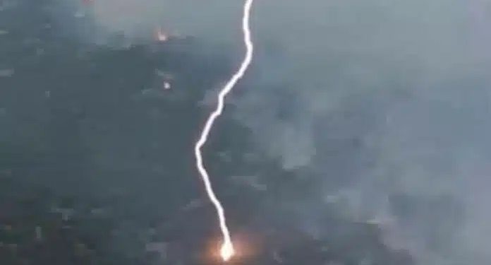 Alldaynews.gr Φωτιά κοντά σε σπίτια από κεραυνό – H απίστευτη φωτογραφία την στιγμής που χτυπά ο κεραυνός