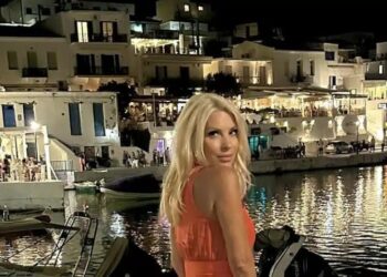 Alldaynews.gr Όλο το λιμάνι σταμάτησε να δει την Μενεγάκη να βγάζει selfie – Σε ποιο μέρος της Άνδρου βρέθηκε – Το υπέροχο νεραϊδένιο φόρεμα που φόρεσε