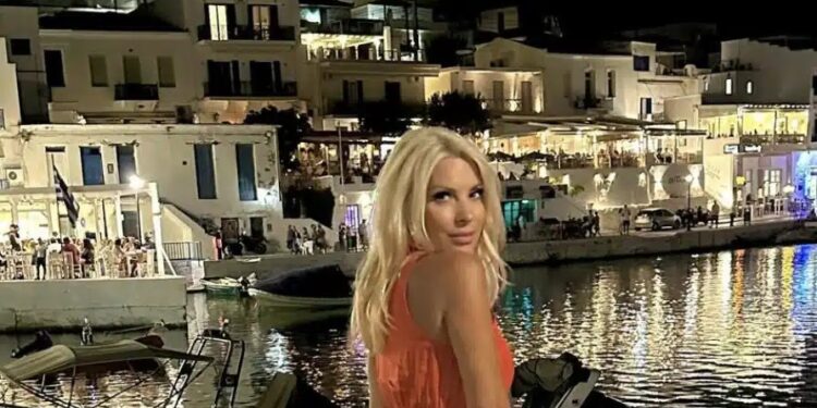 Alldaynews.gr Όλο το λιμάνι σταμάτησε να δει την Μενεγάκη να βγάζει selfie – Σε ποιο μέρος της Άνδρου βρέθηκε – Το υπέροχο νεραϊδένιο φόρεμα που φόρεσε