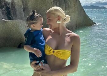 Ιωάννα Τούνη: Διακοπές στην Αλβανία με τον γιο της, Πάρη και τους φίλους της