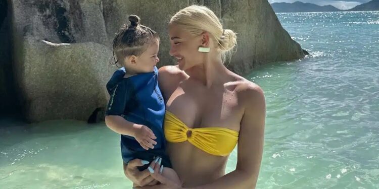 Alldaynews.gr Ιωάννα Τούνη: Διακοπές στην Αλβανία με τον γιο της, Πάρη και τους φίλους της