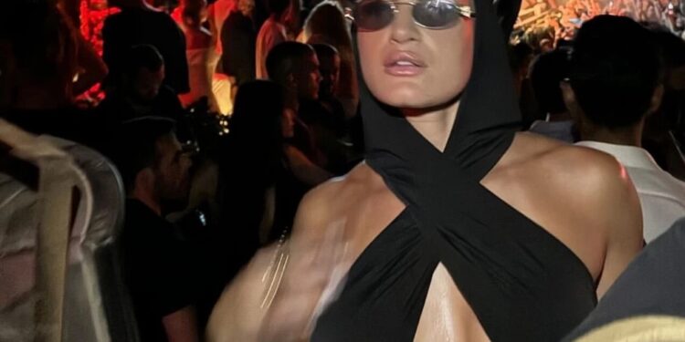 Alldaynews.gr Τις «έσβησε» όλες: Η άκρως αποκαλυπτική εμφάνιση της Ιωάννας Τούνη στη Μύκονο