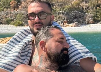 Ο σχεδιαστής Σπύρος Στεφανουδάκης απολαμβάνει τις διακοπές του με τον σύζυγό του Γιάννη Τράκα! Φωτογραφίες