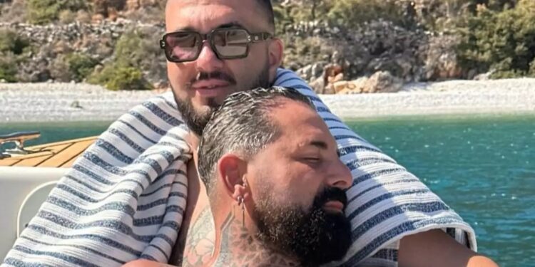 Alldaynews.gr Ο σχεδιαστής Σπύρος Στεφανουδάκης απολαμβάνει τις διακοπές του με τον σύζυγό του Γιάννη Τράκα! Φωτογραφίες