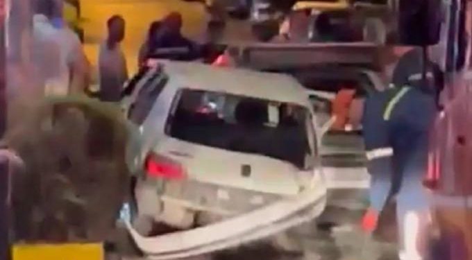 ΠΡΙΝ ΑΠΟ ΛΙΓΟ: Σφοδρό τροχαίο ατύχημα με εμπλοκή 4 οχημάτων (video)