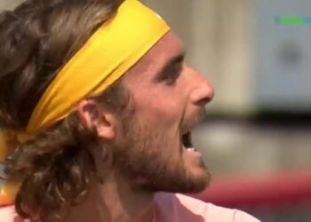 Εξερράγη ο Στέφανος Τσιτσιπάς – Έβρισε, ξανά, τον πατέρα του και τον έδιωξε από το γήπεδο: «Nα πας να γαμ…εις»