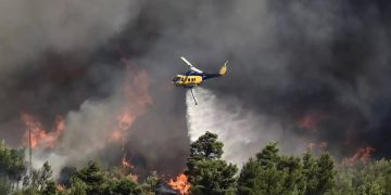 Alldaynews.gr Φωτιά στον Βαρνάβα: Εκκενώθηκαν Ροδόπολη, Αμυγδαλέζα Σταμάτας και Γραμματικό