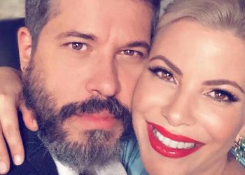 Χάρης Βαρθακούρης: Αγκαλιά με την σύζυγό του, Αντελίνα και τις κόρες τους – «Αυτή τη στιγμή την περίμενα 1,5 μήνα»