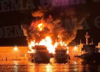 Συναγερμός σε μεγάλη μαρίνα του Πειραιά – Καίγονται μεγάλα γιοτ