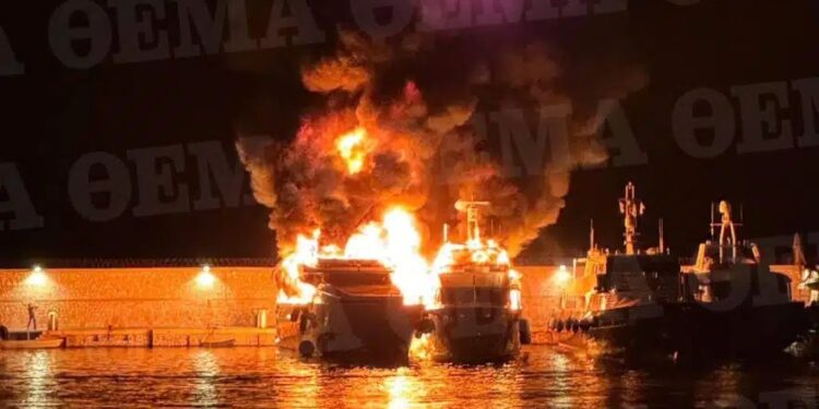 Συναγερμός σε μεγάλη μαρίνα του Πειραιά – Καίγονται μεγάλα γιοτ
