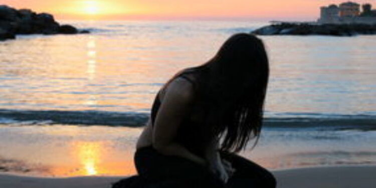 Επίθεση σε παραλία της Σαλαμίνας: Άνδρας επιχείρησε να βιάσει 20χρονη