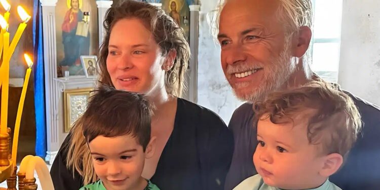 Alldaynews.gr Χάρης Χριστόπουλος: «Αξιώθηκα εγώ ο ανήμπορος, ο τίποτα, να κρατάω 2 πλάσματα. Κλαίω από ευγνωμοσύνη στον Θεό»