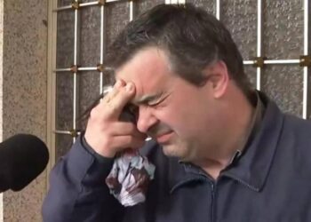 Η στιγμή που ο 50χρονος παραδέχεται στην κάμερα ότι σκότωσε την άρρωστη μητέρα του – Άναυδος ο δημοσιογράφος φωνάζει αστυνομικούς