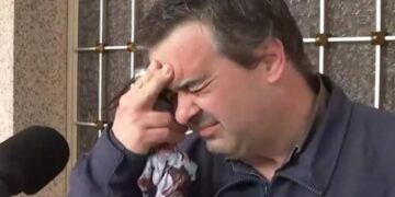 Alldaynews.gr Η στιγμή που ο 50χρονος παραδέχεται στην κάμερα ότι σκότωσε την άρρωστη μητέρα του – Άναυδος ο δημοσιογράφος φωνάζει αστυνομικούς