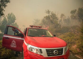 Alldaynews.gr ΤΩΡΑ: Μεγάλη φωτιά – Επιχειρούν 2 ελικόπτερα και επίγειες δυνάμεις με 25 πυροσβέστες