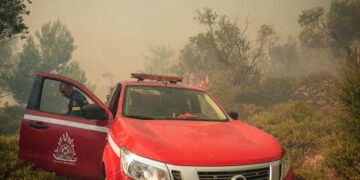 ΤΩΡΑ: Μεγάλη φωτιά – Επιχειρούν 2 ελικόπτερα και επίγειες δυνάμεις με 25 πυροσβέστες