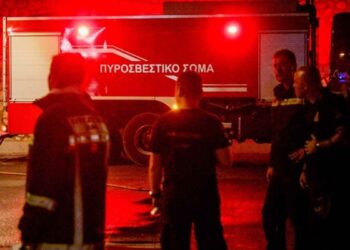 Οικογενειακή τραγωδία: Πυροσβέστες ανέσυραν 2 νεκρούς – Καλούσαν σε βοήθεια από τα διπλανά διαμερίσματα