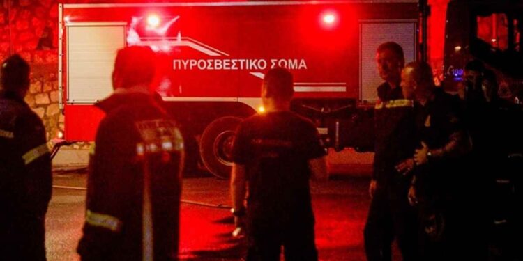 Alldaynews.gr Οικογενειακή τραγωδία: Πυροσβέστες ανέσυραν 2 νεκρούς – Καλούσαν σε βοήθεια από τα διπλανά διαμερίσματα