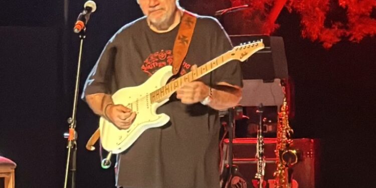 Alldaynews.gr Δημήτρης Σταρόβας: Η πρώτη του εμφάνιση επί σκηνής μετά το εγκεφαλικό επεισόδιο