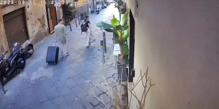 Alldaynews.gr Βίντεο – σοκ: Τουρίστρια χτυπήθηκε από άγαλμα στο κεφάλι και πέθανε