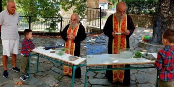 Αγιασμός με ένα παιδάκι σε χωριό των Αγράφων – Άνοιξε ξανά το σχολείο