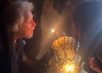 Μες στα μέλια ο Αλ Πατσίνο: Η στιγμή που βοηθά την 30χρονη σύντροφό του να σβήσει τα κεράκια στην τούρτα